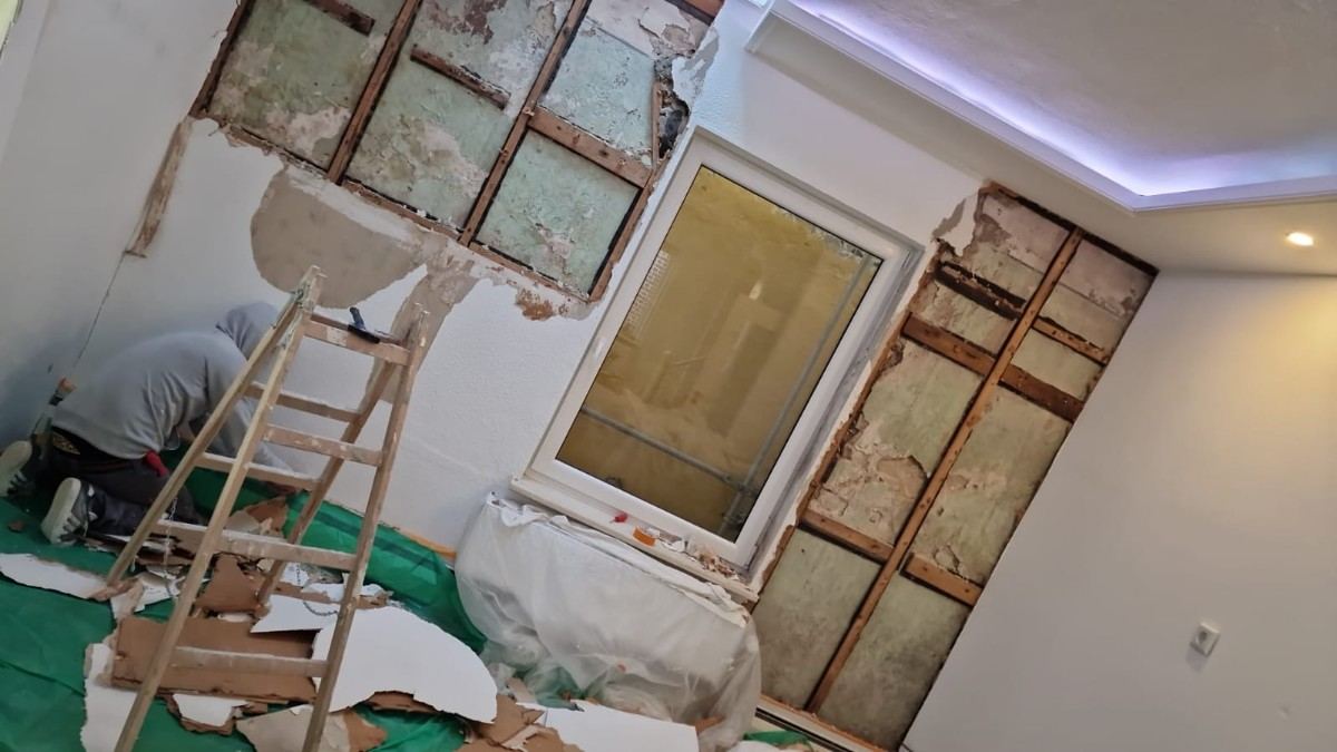 Abgehängte Decke mit Unterkonstruktion und Aussparungen für Einbauleuchten