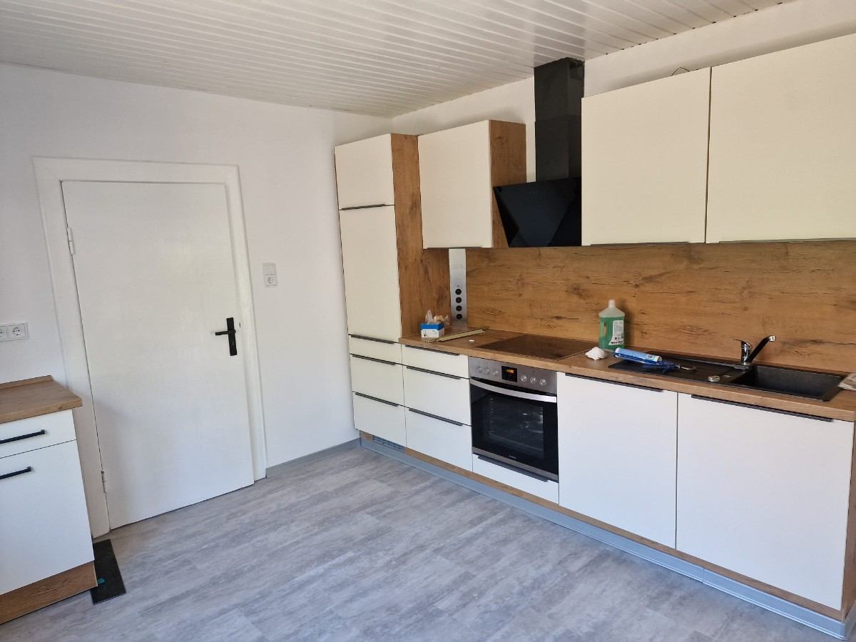 Haus im Querschnitt während einer Komplettrenovierung